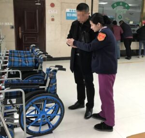 共享轮椅是伪需求还是真实用?互邦老宝贝共享轮椅扫码借还插图1 投放医院的共享轮椅,志愿者在知道租借