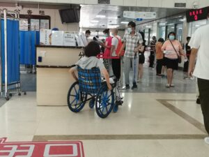 共享轮椅不还会怎样?共享轮椅可以带出医院使用吗?插图 医院共享轮椅实拍